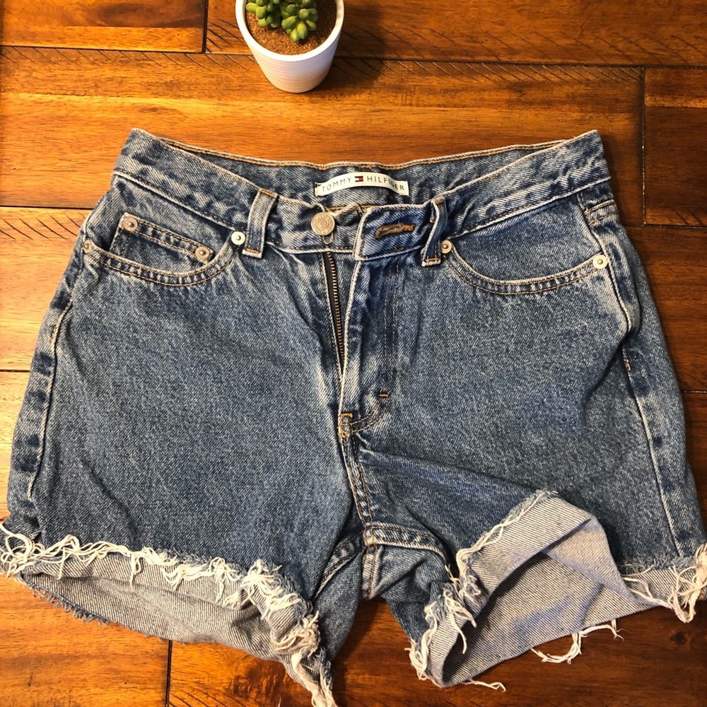 Throw back Tommy cut offs 😍